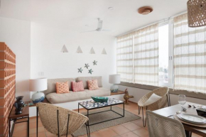 Newly Built and Furnished- Modern Studio-2 blocks from ocean & centrally located